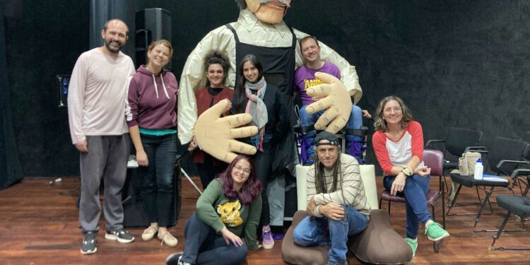 تحضيرات الدورة السادسة لأيام قرطاج لفنون العرائس: إقامة فنية تستكشف عالم العرائس العملاقة