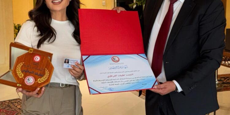 نقابة الفنانين تكرّم لطيفة العرفاوي تقديرًا لمسيرتها الفنية