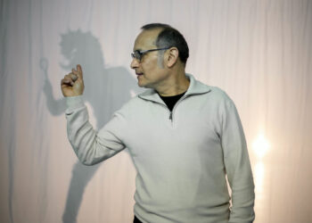 الإقامة الفنّية في أيام قرطاج لفنون العرائس:  هذه الظّلال من واقع معقّد إلى خيال مكتظّ بالأحلام ومحرّض على التفكير…